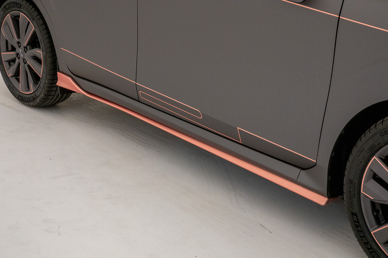 最新のラッピング方法を駆使して独特の質感を出す各フィニッシャーパーツ。フィニッシャーパーツ自体は新型ノートの純正オプション品を使用する