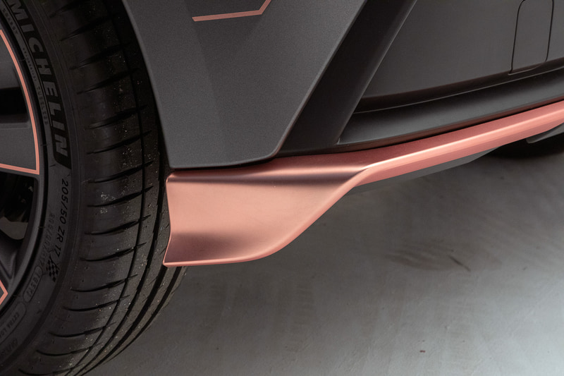 最新のラッピング方法を駆使して独特の質感を出す各フィニッシャーパーツ。フィニッシャーパーツ自体は新型ノートの純正オプション品を使用する