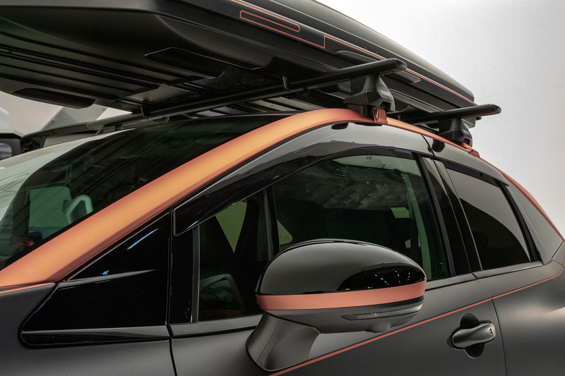 ミラーの一部はブラックでまとまったウィンドウまわりに掛かるので、ミラー上部のみ元の色のグロスブラックを残して一体感を出す