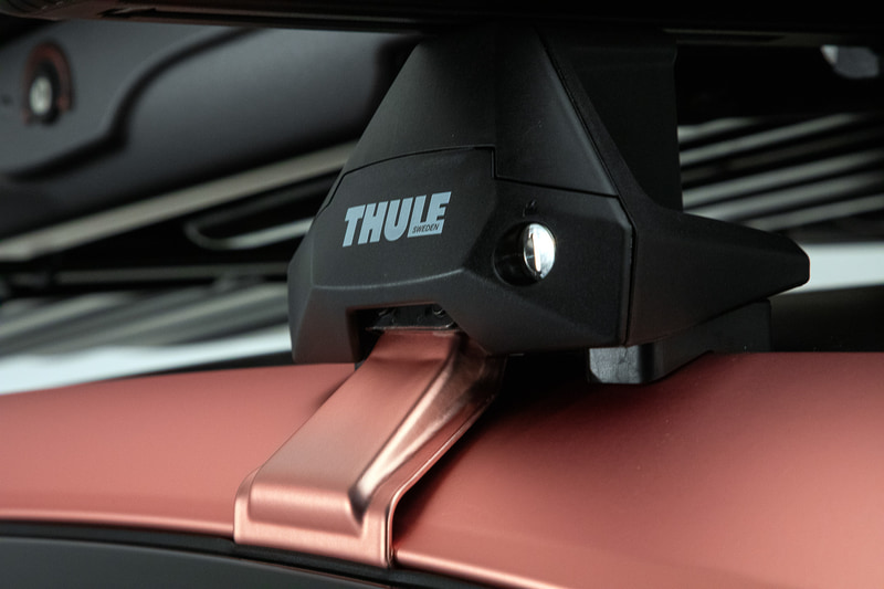 ルーフ部のピンクゴールドのラインがキャリアのブラケットで途切れてしまうので、ここもラッピングして一体感を出している