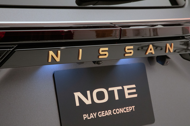 エンブレム類もピンクゴールド仕上げに。このピンクゴールドというカラーは、色合いに繊細な女性スタッフの意見を多く聞いて調色したものだという