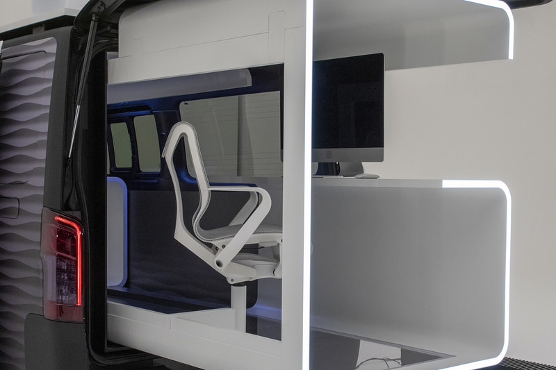 引き出した状態での開放感を得るため、リアゲート側、正面、背面は壁のない抜けたデザインになっている