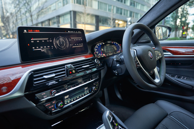 日本仕様では、ドライビング・アシスト・プロフェッショナルやレザー・フィニッシュ・ダッシュボードを標準装備