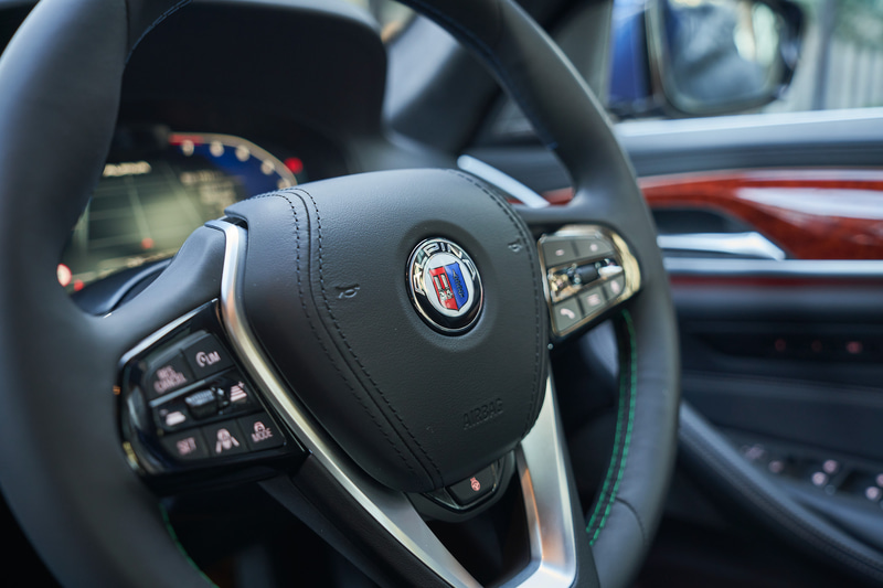 日本仕様では、ドライビング・アシスト・プロフェッショナルやレザー・フィニッシュ・ダッシュボードを標準装備