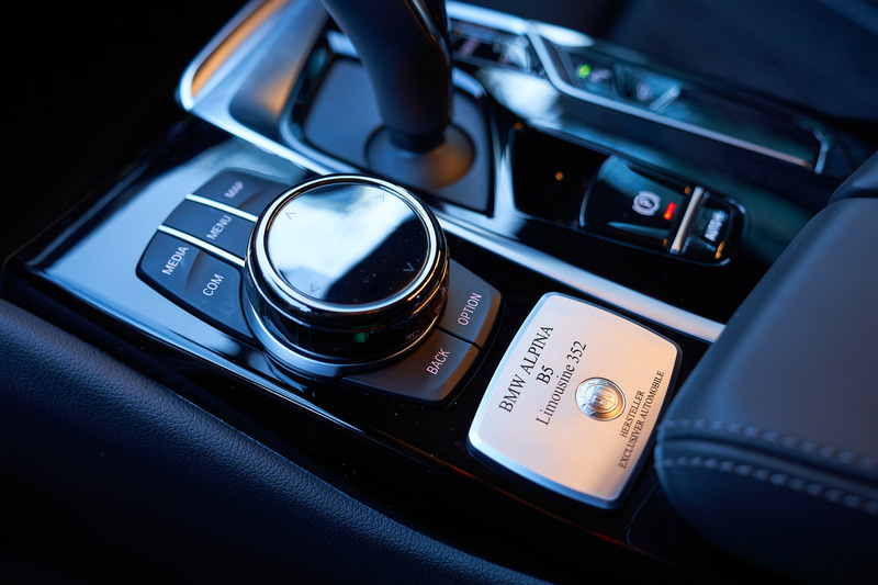 日本仕様では、ドライビング・アシスト・プロフェッショナルやレザー・フィニッシュ・ダッシュボードを標準装備