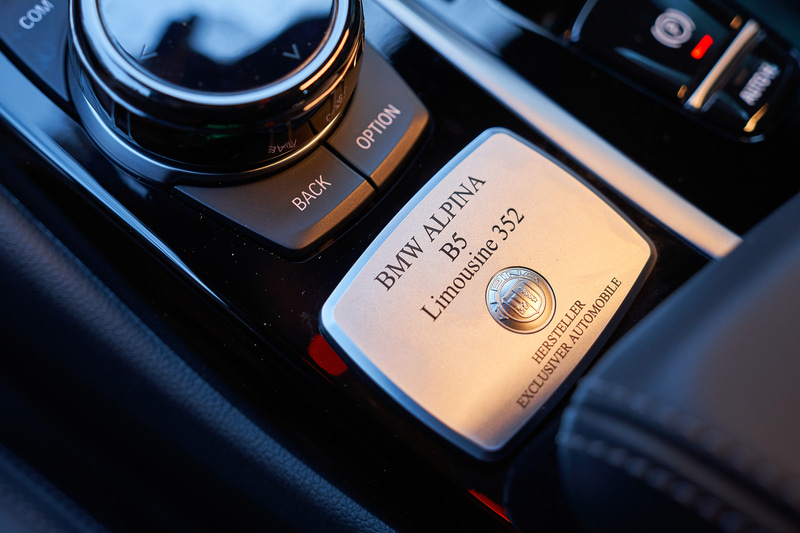 日本仕様では、ドライビング・アシスト・プロフェッショナルやレザー・フィニッシュ・ダッシュボードを標準装備