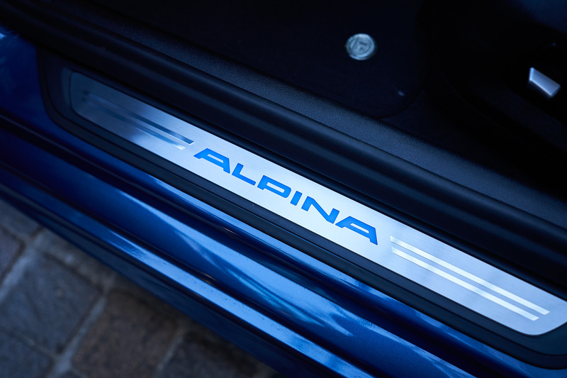 日本仕様では、ドライビング・アシスト・プロフェッショナルやレザー・フィニッシュ・ダッシュボードを標準装備