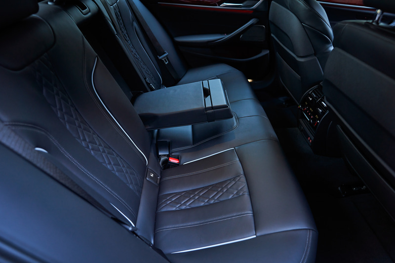 日本仕様では、ドライビング・アシスト・プロフェッショナルやレザー・フィニッシュ・ダッシュボードを標準装備