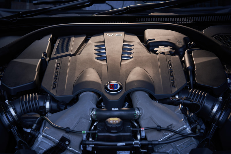 現行モデルに対して13PSアップの最高出力は57kW（621PS）/5500-6500rpm、最大トルク800Nm（81.6kgfm）/2000-5000rpmを発生するV型8気筒 4.4リッターのビ・ターボエンジンを搭載