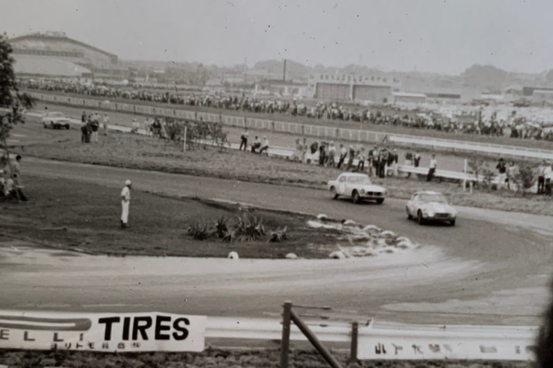 船橋サーキットで開催されたCCCチャンピオンレース・ミーティング。トヨタ スポーツ800の浮谷選手がホンダS600の生沢選手を抜いた直後のカットだと思う