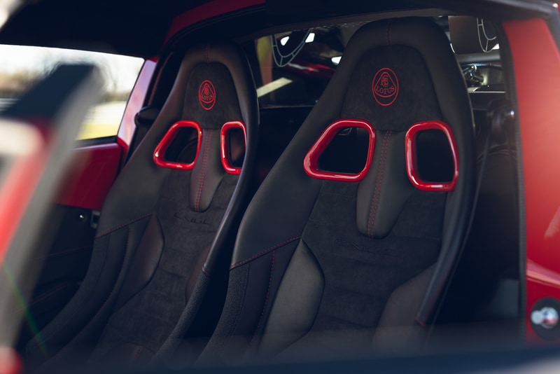 エキシージスポーツ 420 ファイナルエディションの室内