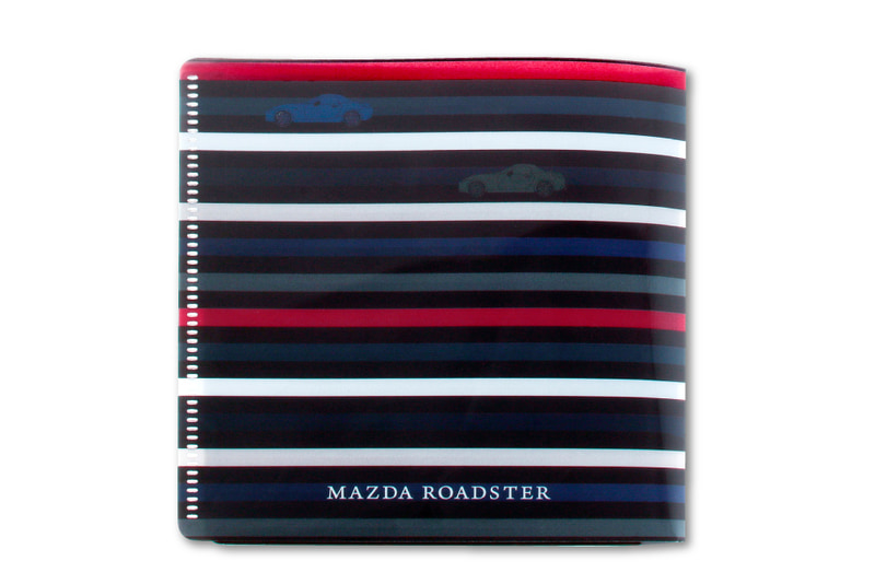 表面にはイラスト化したロードスターがストライプ上を疾走するデザインを施し、中面にはオープンスタイルのロードスターのイラストをレイアウト