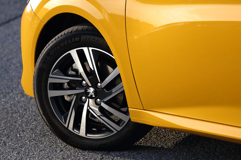 装着タイヤは16インチのミシュラン「プライマシー4」で、サイズは195/55R16（GTラインは205/45R17）