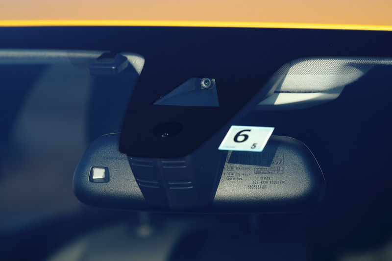 フロントのカメラは単眼タイプ