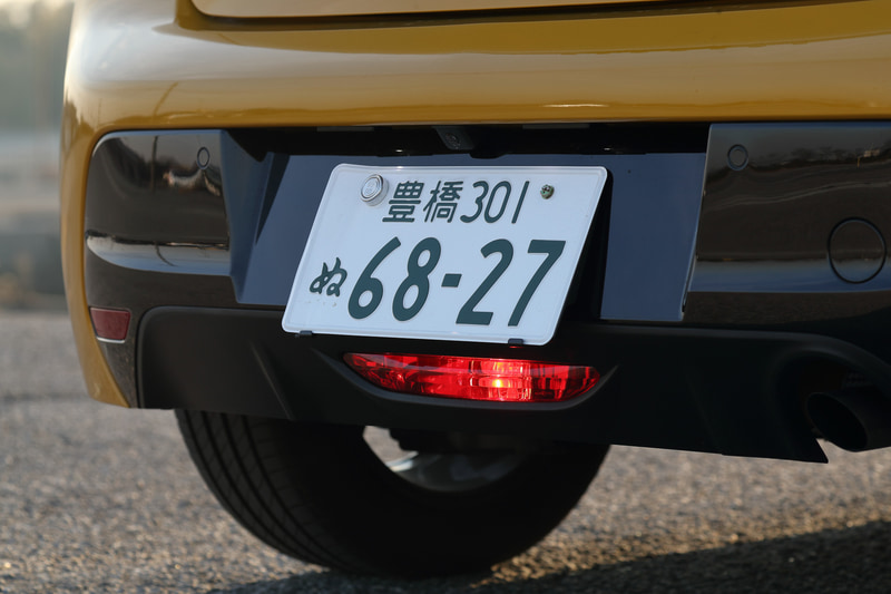 リアアンダーシャイニーブラックデコを装備（スタイルは除く）