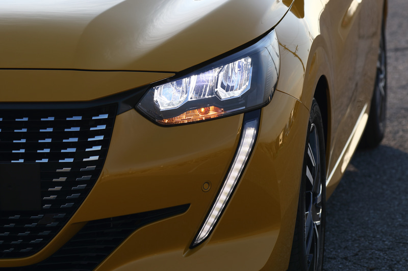 牙のようなデイタイムランニングライト