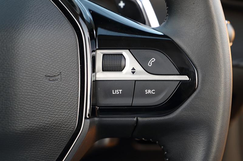 右側には選択ダイヤル、入力ソースやチャンネル切り替えボタン、電話ボタンを配置