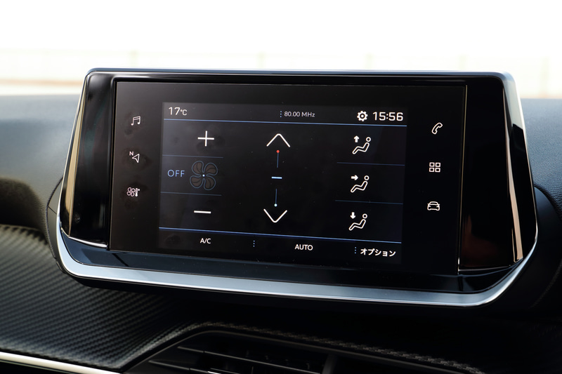 7インチタッチスクリーンでは、エアコン、オーディオ、ハンズフリー通話、運転支援システムなどの操作設定が行なえる