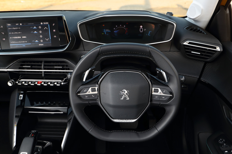 上下がフラットになった小径ステアリングを採用