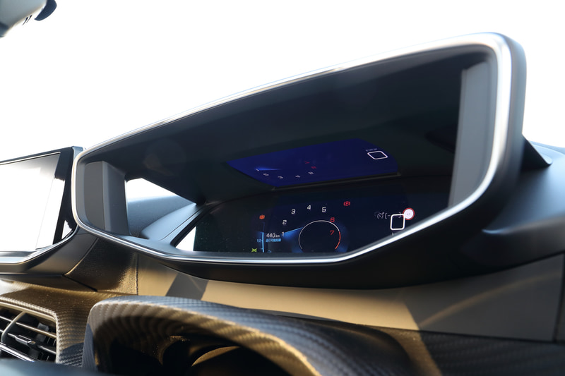 奥側にある表示部分と、上面から手前のパネルに反転表示させた2つの表示を重ね映すことで奥行きのある立体的なメーターを実現している