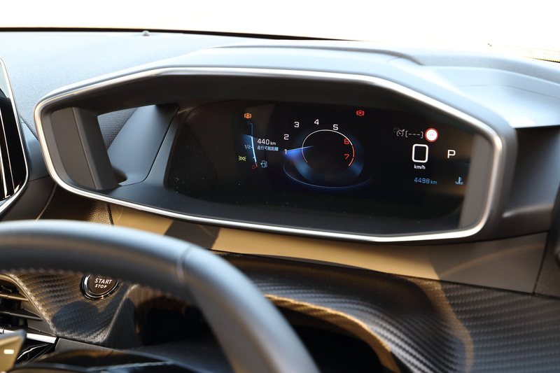 奥側にある表示部分と、上面から手前のパネルに反転表示させた2つの表示を重ね映すことで奥行きのある立体的なメーターを実現している