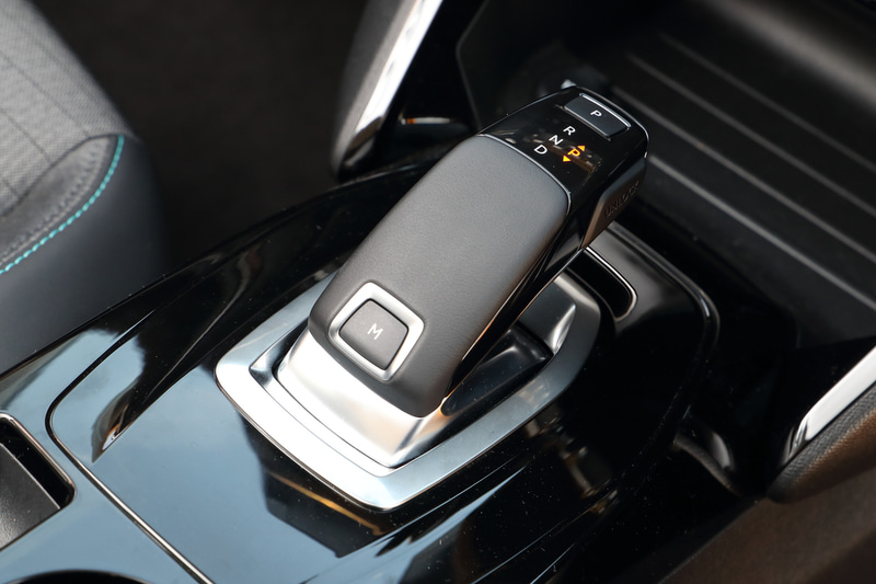 シフトレバーの「M」ボタンを押せばパドルシフトを使うセミマニュアルモードにもなる