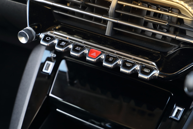 センターコンソールのスイッチは鍵盤のように下に押すタイプを採用