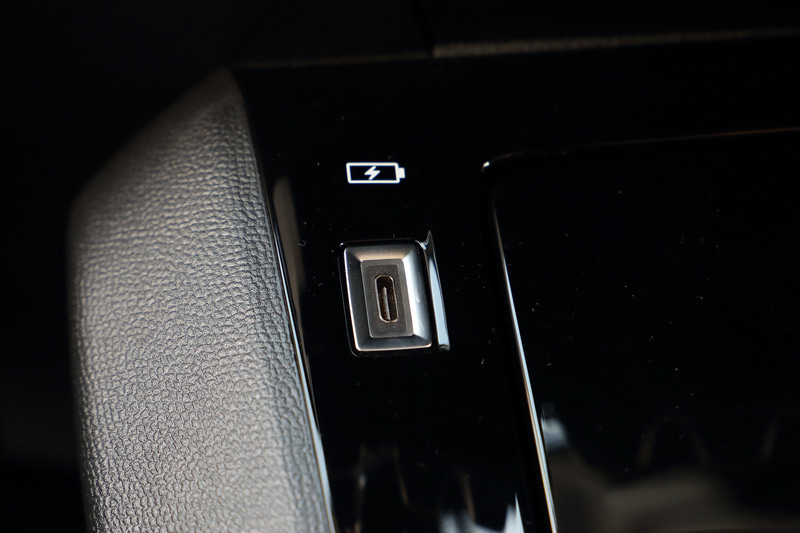 センターコンソールの助手席側には充電用USB Type-Cポートを装備