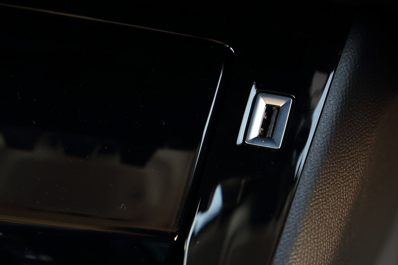 センターコンソールの運転席側にはUSBポートを完備。お気に入りの音楽を入れたメモリースティックを挿せば直ぐに聞くことができる