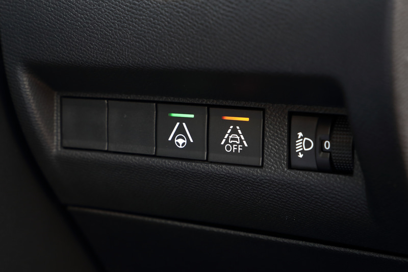 ステアリングの右のダッシュボードにはレーンキープアシスト、レーンポジショニングアシストのスイッチが配置される