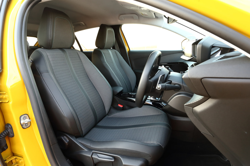 運転席と助手席にはほどよいサイドサポートがあり、しっかり体を支えてくれる