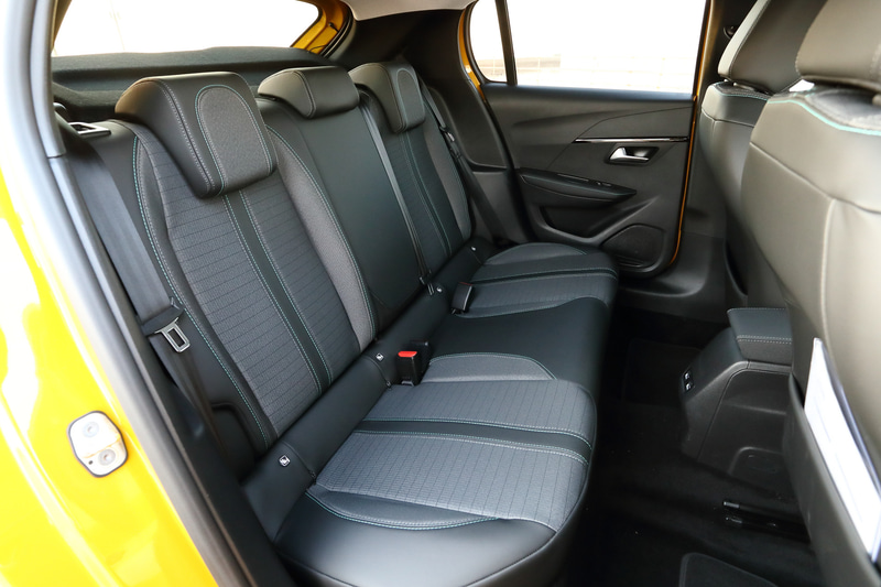 全長がほぼ同等の新型「ノート」よりややタイトな印象のある後部席