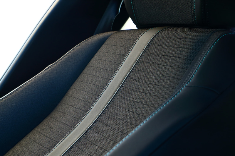 シートの素材はファブリック＆テップレザーシート