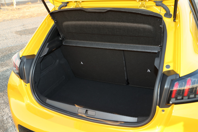 3人家族なら充分な容量のラゲッジスペース