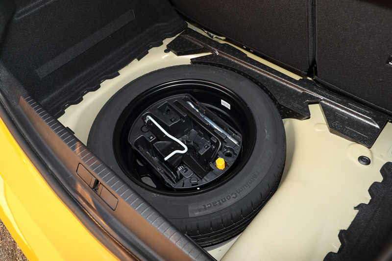 メーカーは異なるが同じサイズのスペアタイヤを搭載