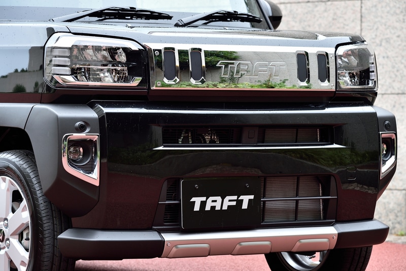 クロムプランはフードガーニッシュ（メッキ）、フォグランプガーニッシュ（メッキ）、フロントアンダーガーニッシュ（金属調）をセットにした後付け可能なディーラーオプション