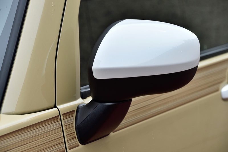 スタイルパック ホワイトパックは「カラードドアミラー（シャイニングホワイトパール塗装）」「ドアアウターハンドル（シャイニングホワイトパール塗装）」「スチールホイール（ホワイト塗装）」をセットにした新車注文時に選択するメーカーオプション