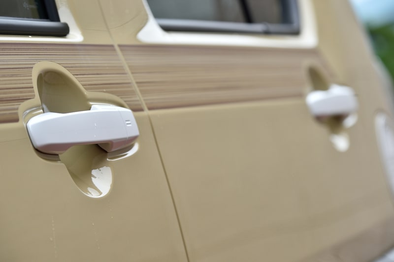 スタイルパック ホワイトパックは「カラードドアミラー（シャイニングホワイトパール塗装）」「ドアアウターハンドル（シャイニングホワイトパール塗装）」「スチールホイール（ホワイト塗装）」をセットにした新車注文時に選択するメーカーオプション