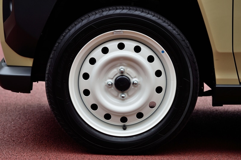 スタイルパック ホワイトパックは「カラードドアミラー（シャイニングホワイトパール塗装）」「ドアアウターハンドル（シャイニングホワイトパール塗装）」「スチールホイール（ホワイト塗装）」をセットにした新車注文時に選択するメーカーオプション