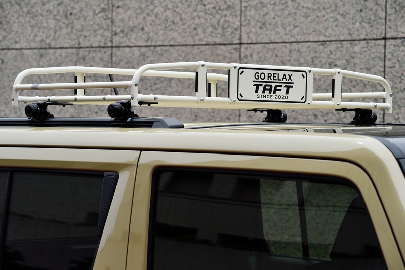 チルアウトプランは「サイドストライプ（ウッド調）」「フューエルリットデカール」「ルーフキャリア（クラシックタイプ）」をセットにした後付け可能なディーラーオプション