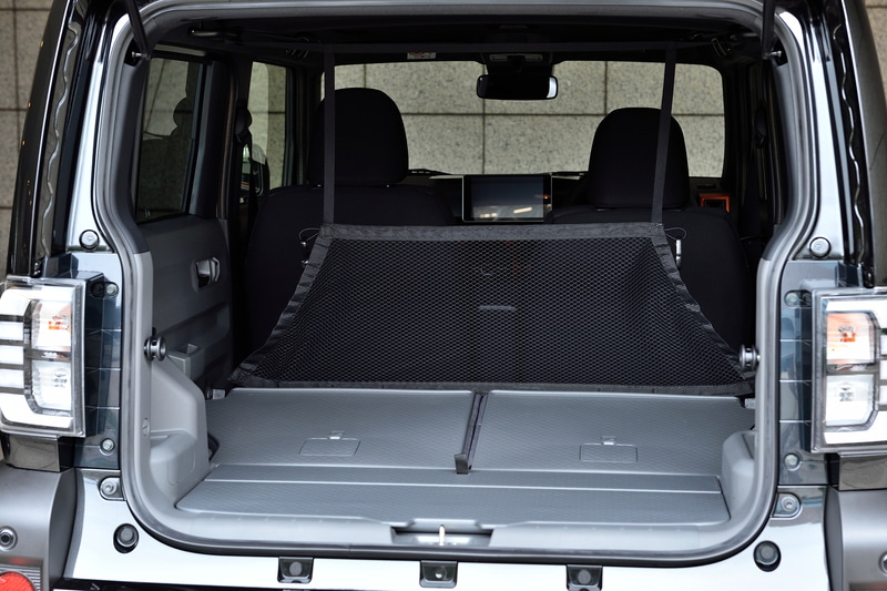 荷室の使い勝手にもこだわっているタフトらしく、「ラゲージネット」（1万3200円）をラインアップ。フルフラットにした状態では荷物が前にずれ動かないようなネットとして、後席を立てている状態ではマルチフックと組み合わせてネットをハンモックのように使用できる