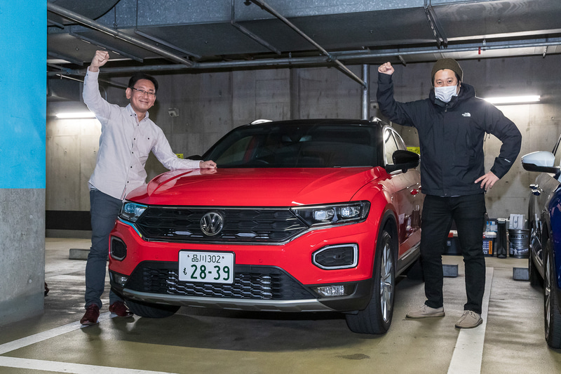 2020年7月に発売されたフォルクスワーゲンのクロスオーバーSUV「T-Roc」でエコランを行なってみた（左が筆者。右はエコランとしてはお荷物といって過言ではない編集者）