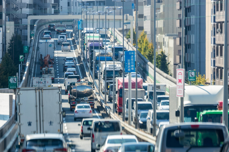 ところが取材日は各所で渋滞が激しく、東名 東京料金所から横浜青葉ICまで工事渋滞6km、さらに横浜青葉IC～海老名JCTが渋滞9kmという試練。そのため用賀ICで降り、環状8号線で中央道の調布ICを目指すこととした。環八も詰まっており、エコランとしてはなかなか厳しい状況
