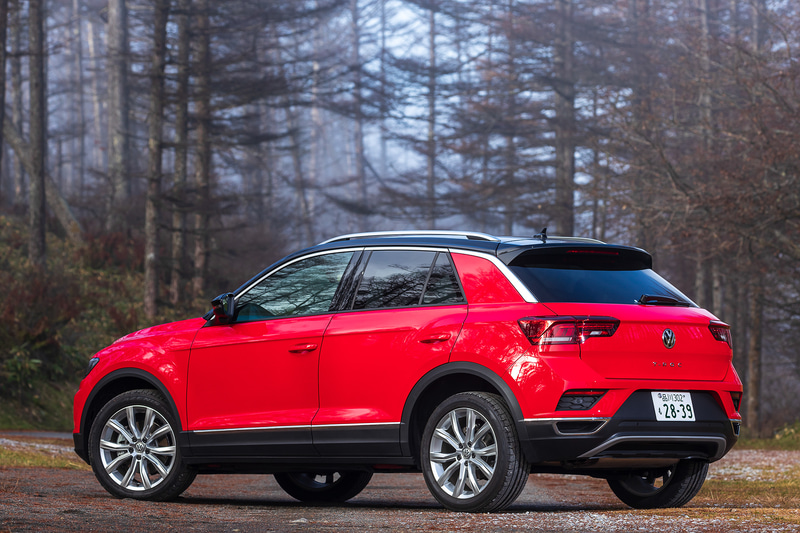 T-Rocの日本導入モデルは全車直列4気筒DOHC 2.0リッターディーゼルターボエンジン「2.0 TDI」を搭載し、試乗車は「TDI Sport」（419万9000円）。ボディサイズは4240×1825×1590mm（全長×全幅×全高）、ホイールベースは2590mm