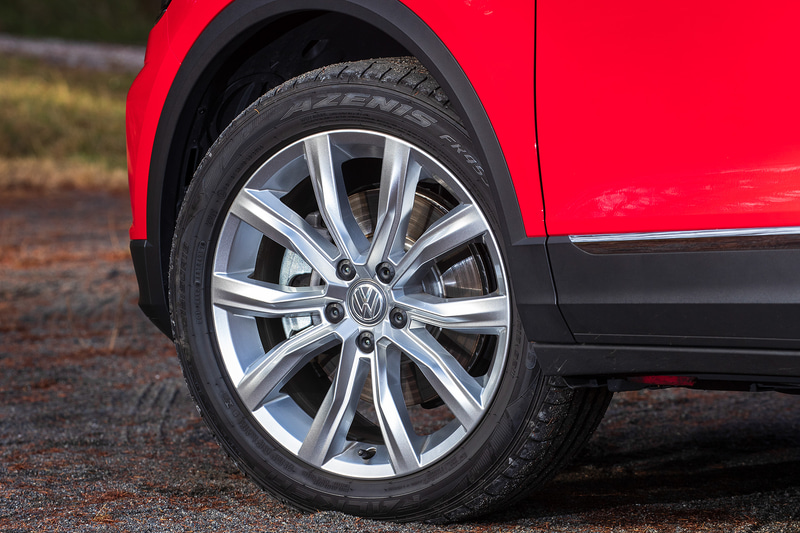 TDI Sportの足下は10スポークの18インチアルミホイールにファルケン「AZENIS FK453」（215/50R18）の組み合わせ