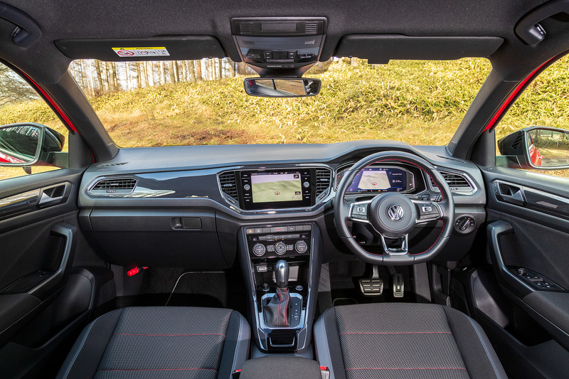 T-Rocはコンパクトなサイズながら広々とした室内空間を実現するとともに、安全装備では先行車を完全停止状態まで自動追従して走行するアダプティブクルーズコントロール“ACC”（全車速追従機能付）、プリクラッシュブレーキシステム“Front Assist”（歩行者検知対応シティエマージェンシーブレーキ機能付）といった先進安全装備を全車に標準装備する