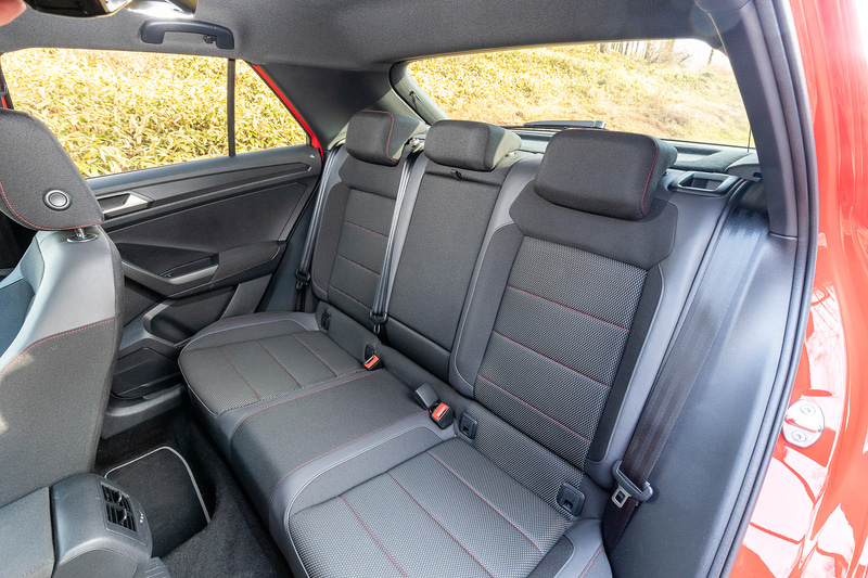 適度なホールド性が魅力のTDI Sportのシート。ラゲッジスペースはクラストップレベルの445L（VDA方式による欧州測定値）とし、後席のシートバックを倒すと最大1290L（同）まで拡大可能