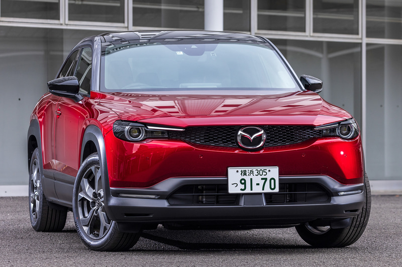 今回試乗したのは1月28日に発売されたばかりのマツダ初の量産EV「MX-30 EV MODEL」（2WD）。グレードは「EV」「EV Basic Set」「EV Highest Set」を用意し、試乗車は495万円のEV Highest Set。ボディサイズは4395×1795×1565mm（全長×全幅×全高）、ホイールベースは2655mm。車両重量はM HYBRID仕様の1460kg（2WD）に対し、1650kgとなる