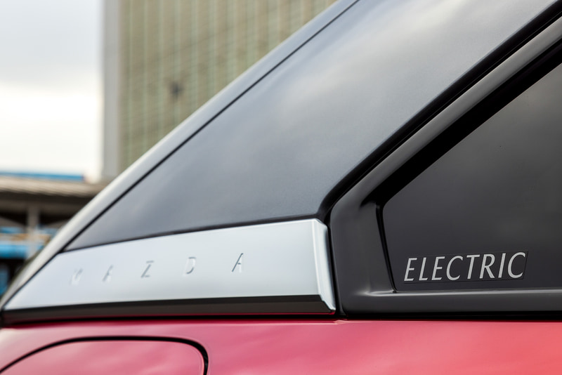 M HYBRID仕様と外観上の違いはほとんどなく、リアのサイドウィンドウに貼られた「ELECTRIC」のステッカー、テールゲートの「e-SKYACTIV」バッヂ（M HYBRID仕様のバッヂは「e-SKYACTIV G」）、車体右側の充電リッド程度。足下は高輝度ダーク塗装の18インチアルミホイールにブリヂストン「TURANZA T005 A」（215/55R18）をセット