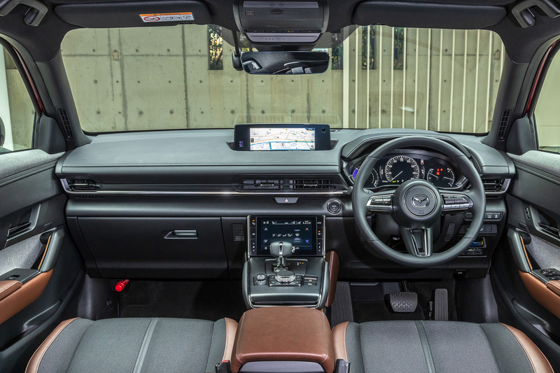 メーターなどの違いはあるものの、基本レイアウトはM HYBRID仕様と共通。なお、MX-30 EV MODELではコネクティッドサービスとスマートフォン専用アプリ「MyMazda」が連携し、バッテリー残量やエアコン作動状況などクルマの状態をMyMazdaアプリで確認できる「リモートモニター」機能などを利用できる